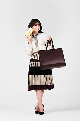 포토 JPG 스튜디오촬영 전신 여자 겨울 실내 한명 서기 미소 들기 누끼 20대 성인 앞모습 쇼핑 쇼핑백 세일 한국인 흰색 흰배경 상품권 성인여자한명만 국내포토 1 계절 뷰포인트 컬러 백그라운드 가방 모션 표정 사람 동양인 청년 내부 여자한명만 성인여자만 파일형식