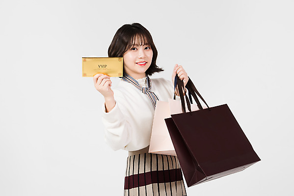 포토 JPG 스튜디오촬영 여자 겨울 실내 한명 서기 미소 들기 누끼 상반신 20대 성인 앞모습 쇼핑 쇼핑백 세일 한국인 흰색 흰배경 상품권 성인여자한명만 국내포토 1 계절 뷰포인트 컬러 백그라운드 가방 모션 표정 사람 동양인 청년 내부 여자한명만 성인여자만 파일형식