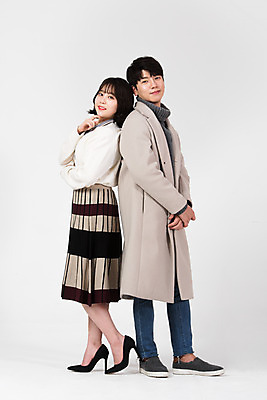 포토 JPG 스튜디오촬영 전신 커플 여자 남자 겨울 데이트 실내 서기 미소 누끼 20대 성인 두명 옆모습 한국인 등맞대기 흰색 흰배경 성인만 국내포토 계절 뷰포인트 컬러 백그라운드 관계 모션 표정 사람 동양인 청년 내부 파일형식