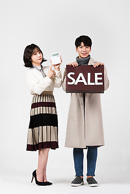 포토 JPG 스튜디오촬영 전신 커플 여자 남자 겨울 데이트 실내 서기 들기 누끼 20대 성인 두명 앞모습 옆모습 쇼핑 쇼핑백 세일 한국인 계산기 흰색 흰배경 성인만 국내포토 계절 뷰포인트 컬러 백그라운드 가방 관계 모션 문구용품 사람 동양인 청년 내부 장비 파일형식