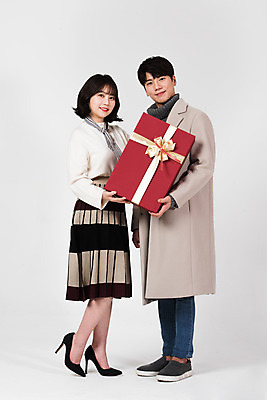 포토 JPG 스튜디오촬영 전신 커플 여자 남자 겨울 데이트 실내 서기 미소 누끼 20대 성인 두명 옆모습 쇼핑 쇼핑백 세일 한국인 흰색 흰배경 성인만 국내포토 계절 뷰포인트 컬러 백그라운드 가방 관계 모션 표정 사람 동양인 청년 내부 파일형식