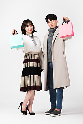 포토 JPG 스튜디오촬영 전신 커플 여자 남자 겨울 데이트 실내 서기 미소 들기 누끼 20대 성인 두명 옆모습 쇼핑 쇼핑백 세일 한국인 흰색 흰배경 성인만 국내포토 계절 뷰포인트 컬러 백그라운드 가방 관계 모션 표정 사람 동양인 청년 내부 파일형식