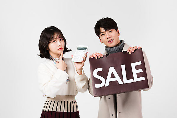 포토 JPG 스튜디오촬영 커플 여자 남자 겨울 데이트 실내 서기 누끼 상반신 20대 성인 두명 앞모습 옆모습 쇼핑 쇼핑백 세일 한국인 계산기 흰색 흰배경 성인만 국내포토 계절 뷰포인트 컬러 백그라운드 가방 관계 모션 문구용품 사람 동양인 청년 내부 장비 파일형식