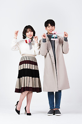 포토 JPG 스튜디오촬영 전신 커플 여자 남자 행복 겨울 데이트 복주머니 실내 서기 미소 들기 누끼 20대 성인 두명 앞모습 한국인 흰색 흰배경 성인만 국내포토 계절 감정 뷰포인트 컬러 백그라운드 관계 모션 전통소품 표정 사람 동양인 청년 내부 파일형식