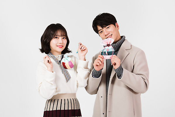 포토 JPG 스튜디오촬영 커플 여자 남자 행복 겨울 데이트 복주머니 실내 서기 미소 들기 누끼 상반신 20대 성인 두명 앞모습 한국인 흰색 흰배경 성인만 국내포토 계절 감정 뷰포인트 컬러 백그라운드 관계 모션 전통소품 표정 사람 동양인 청년 내부 파일형식