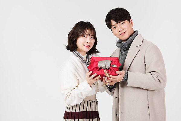 포토 JPG 스튜디오촬영 커플 여자 명절 남자 겨울 데이트 전통소품 실내 선물 서기 미소 들기 누끼 상반신 20대 성인 두명 옆모습 한국인 흰색 보따리 흰배경 성인만 국내포토 전통 계절 기념일 뷰포인트 컬러 백그라운드 관계 모션 표정 사람 동양인 청년 내부 오브젝트 파일형식