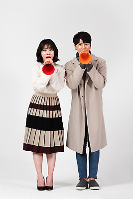 포토 JPG 스튜디오촬영 전신 커플 여자 남자 겨울 데이트 실내 서기 누끼 20대 성인 두명 앞모습 확성기 외침 한국인 흰색 알림 흰배경 성인만 국내포토 계절 뷰포인트 컬러 백그라운드 관계 모션 사람 동양인 청년 내부 소리 파일형식