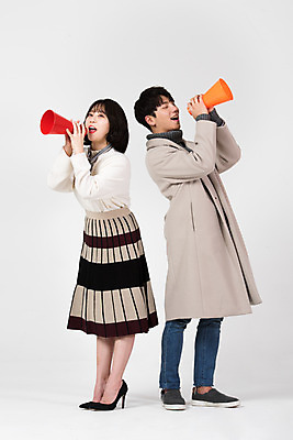 포토 JPG 스튜디오촬영 전신 커플 여자 남자 겨울 데이트 실내 서기 누끼 20대 성인 두명 옆모습 확성기 외침 한국인 흰색 알림 흰배경 성인만 국내포토 계절 뷰포인트 컬러 백그라운드 관계 모션 사람 동양인 청년 내부 소리 파일형식