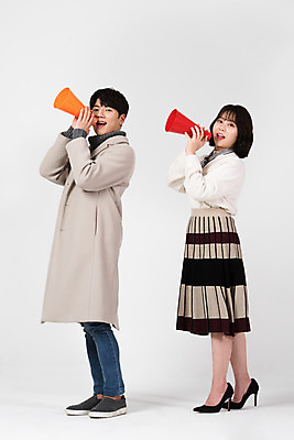 포토 JPG 스튜디오촬영 전신 커플 여자 남자 겨울 데이트 실내 서기 누끼 20대 성인 두명 옆모습 확성기 외침 한국인 흰색 알림 흰배경 성인만 국내포토 계절 뷰포인트 컬러 백그라운드 관계 모션 사람 동양인 청년 내부 소리 파일형식
