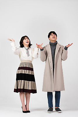 포토 JPG 스튜디오촬영 전신 커플 여자 남자 겨울 데이트 실내 서기 누끼 20대 성인 두명 앞모습 한국인 올려보기 흰색 눈 구경 즐거움 흰배경 손뻗기 성인만 국내포토 자연요소 계절 감정 뷰포인트 컬러 백그라운드 관계 모션 날씨 사람 동양인 청년 내부 파일형식