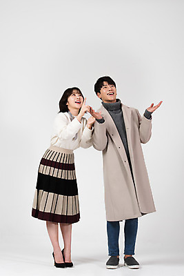 포토 JPG 스튜디오촬영 전신 커플 여자 남자 겨울 데이트 실내 서기 누끼 20대 성인 두명 앞모습 한국인 올려보기 흰색 눈 가리킴 구경 즐거움 흰배경 손뻗기 성인만 국내포토 자연요소 계절 감정 뷰포인트 컬러 백그라운드 관계 모션 날씨 사람 동양인 손짓 청년 내부 파일형식