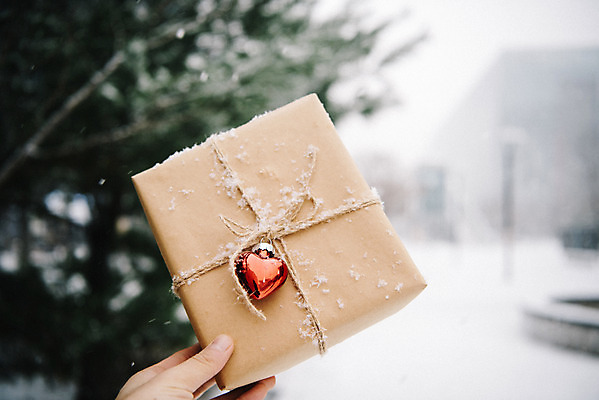 포토 JPG 주간 나무 손 겨울 사랑 들기 야외 아웃포커스 신체부위 선물상자 하트 눈 즐거움 오브젝트 겨울풍경 국내포토 자연요소 모양 식물 계절 감정 모션 날씨 촬영기법 선물 사람 풍경 상자 파일형식