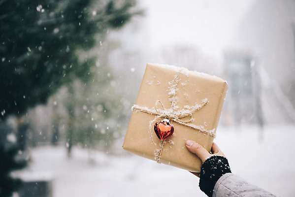 포토 JPG 주간 나무 손 겨울 사랑 들기 야외 아웃포커스 신체부위 선물상자 하트 눈 즐거움 오브젝트 겨울풍경 국내포토 자연요소 모양 식물 계절 감정 모션 날씨 촬영기법 선물 사람 풍경 상자 파일형식