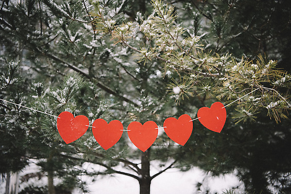 포토 JPG 주간 나무 겨울 사랑 사람없음 야외 하트 눈 즐거움 오브젝트 가랜드 겨울풍경 국내포토 자연요소 모양 식물 계절 감정 날씨 풍경 파티용품 파일형식