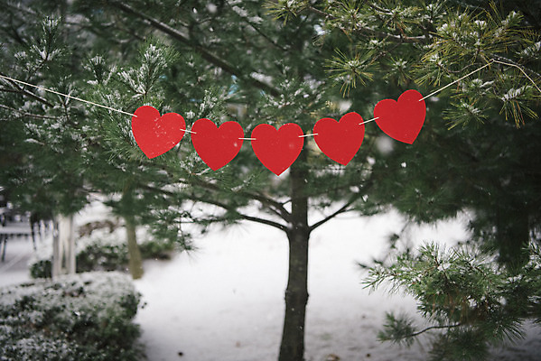 포토 JPG 주간 나무 겨울 사랑 사람없음 야외 하트 눈 즐거움 오브젝트 가랜드 겨울풍경 국내포토 자연요소 모양 식물 계절 감정 날씨 풍경 파티용품 파일형식