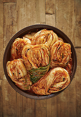 포토 JPG 스튜디오촬영 한식 김치 실내 누끼 사람없음 하이앵글 전통음식 항아리 오브젝트 발효 김장 발효음식 포기김치 플랫레이 갈색배경 나무배경 국내포토 전통 음식 뷰포인트 백그라운드 내부 갈색 도자기 플랫 파일형식