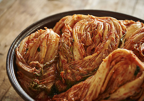 포토 JPG 스튜디오촬영 한식 김치 실내 누끼 근접촬영 사람없음 전통음식 항아리 오브젝트 발효 김장 발효음식 포기김치 갈색배경 나무배경 국내포토 전통 음식 뷰포인트 백그라운드 내부 갈색 도자기 파일형식