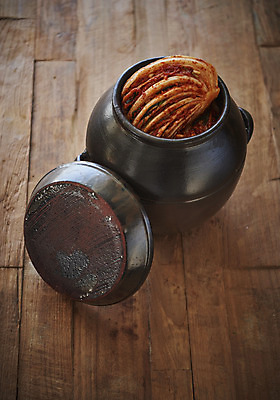 포토 JPG 스튜디오촬영 한식 김치 실내 누끼 사람없음 전통음식 항아리 오브젝트 발효 김장 발효음식 포기김치 갈색배경 나무배경 국내포토 전통 음식 백그라운드 내부 갈색 도자기 파일형식