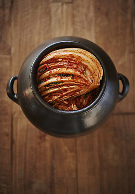 포토 JPG 스튜디오촬영 한식 김치 실내 누끼 사람없음 하이앵글 전통음식 항아리 오브젝트 발효 김장 발효음식 포기김치 플랫레이 갈색배경 나무배경 국내포토 전통 음식 뷰포인트 백그라운드 내부 갈색 도자기 플랫 파일형식