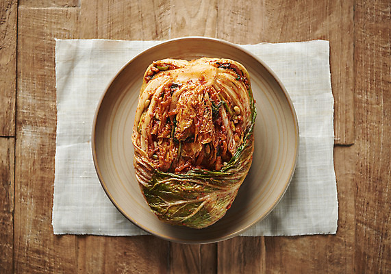 포토 JPG 스튜디오촬영 접시 한식 김치 실내 누끼 사람없음 하이앵글 전통음식 오브젝트 발효 김장 발효음식 포기김치 한포기 플랫레이 갈색배경 나무배경 국내포토 1 전통 식기 음식 뷰포인트 백그라운드 내부 갈색 플랫 파일형식