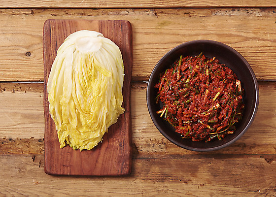 포토 JPG 스튜디오촬영 한식 김치 도마 실내 누끼 사람없음 하이앵글 전통음식 오브젝트 김장 김장재료 플랫레이 절임배추 갈색배경 김치속 나무배경 국내포토 전통 음식 뷰포인트 백그라운드 식재료 주방용품 내부 갈색 플랫 파일형식