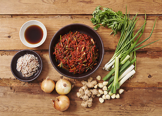 포토 JPG 스튜디오촬영 한식 양파 김치 실내 마늘 누끼 사람없음 하이앵글 전통음식 오브젝트 간장 김장 파 생강 미나리 김장재료 새우젓 플랫레이 갈색배경 김치속 나무배경 국내포토 전통 음식 뷰포인트 백그라운드 채소 식재료 내부 갈색 양념 플랫 젓갈 파일형식