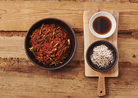 포토 JPG 스튜디오촬영 한식 김치 도마 실내 누끼 사람없음 하이앵글 전통음식 오브젝트 간장 김장 새우젓 플랫레이 갈색배경 김치속 나무배경 국내포토 전통 음식 뷰포인트 백그라운드 주방용품 내부 갈색 양념 플랫 젓갈 파일형식