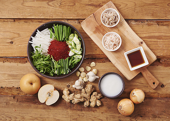 포토 JPG 스튜디오촬영 한식 양파 김치 실내 마늘 누끼 사람없음 하이앵글 전통음식 배 양념 오브젝트 간장 김장 생강 고춧가루 김장재료 새우젓 플랫레이 갈색배경 나무배경 국내포토 전통 음식 뷰포인트 백그라운드 채소 과일 식재료 내부 갈색 플랫 가루 젓갈 파일형식