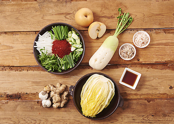 포토 JPG 스튜디오촬영 한식 김치 실내 마늘 누끼 사람없음 하이앵글 전통음식 배 무 오브젝트 간장 김장 생강 고춧가루 김장재료 새우젓 플랫레이 절임배추 갈색배경 나무배경 국내포토 전통 음식 뷰포인트 백그라운드 채소 과일 식재료 뿌리채소 내부 갈색 양념 플랫 가루 젓갈 파일형식