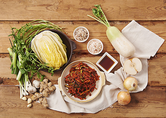 포토 JPG 스튜디오촬영 한식 양파 김치 실내 마늘 누끼 사람없음 하이앵글 전통음식 배 무 오브젝트 간장 김장 파 생강 미나리 고춧가루 김장재료 새우젓 플랫레이 절임배추 갈색배경 김치속 나무배경 국내포토 전통 음식 뷰포인트 백그라운드 채소 과일 식재료 뿌리채소 내부 갈색 양념 플랫 가루 젓갈 파일형식