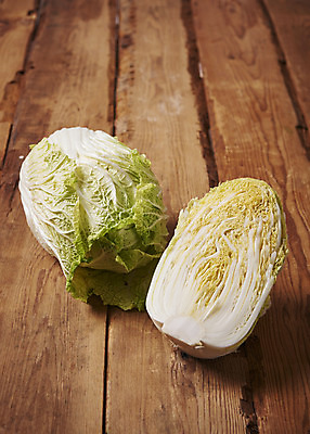 포토 JPG 스튜디오촬영 한식 김치 실내 누끼 사람없음 전통음식 오브젝트 배추 김장 두포기 갈색배경 나무배경 국내포토 전통 음식 백그라운드 2 채소 내부 갈색 파일형식