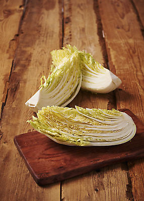 포토 JPG 스튜디오촬영 한식 단면 김치 실내 누끼 사람없음 전통음식 세개 오브젝트 배추 김장 나무도마 갈색배경 나무배경 국내포토 전통 음식 백그라운드 채소 도마 3 내부 목재 갈색 파일형식