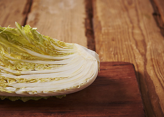 포토 JPG 스튜디오촬영 한식 단면 김치 실내 누끼 근접촬영 사람없음 전통음식 오브젝트 배추 김장 나무도마 갈색배경 나무배경 국내포토 전통 음식 뷰포인트 백그라운드 채소 도마 내부 목재 갈색 파일형식