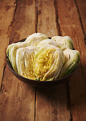 포토 JPG 스튜디오촬영 한식 김치 실내 누끼 사람없음 여러개 전통음식 오브젝트 김장 대야 절임배추 갈색배경 나무배경 국내포토 전통 음식 다수 백그라운드 식재료 내부 갈색 파일형식