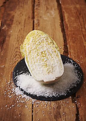 포토 JPG 스튜디오촬영 한식 단면 김치 실내 누끼 사람없음 전통음식 오브젝트 배추 소금 김장 갈색배경 나무배경 국내포토 전통 음식 백그라운드 채소 내부 갈색 파일형식