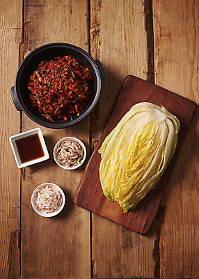 포토 JPG 스튜디오촬영 한식 김치 실내 누끼 사람없음 하이앵글 전통음식 오브젝트 간장 김장 김장재료 나무도마 새우젓 한포기 플랫레이 절임배추 갈색배경 김치속 나무배경 국내포토 1 전통 음식 뷰포인트 백그라운드 식재료 도마 내부 목재 갈색 양념 플랫 젓갈 파일형식