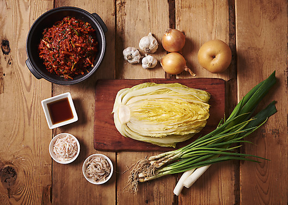 포토 JPG 스튜디오촬영 한식 양파 김치 실내 마늘 누끼 사람없음 하이앵글 전통음식 배 오브젝트 간장 김장 파 김장재료 나무도마 새우젓 플랫레이 절임배추 갈색배경 김치속 나무배경 국내포토 전통 음식 뷰포인트 백그라운드 채소 과일 식재료 도마 내부 목재 갈색 양념 플랫 젓갈 파일형식