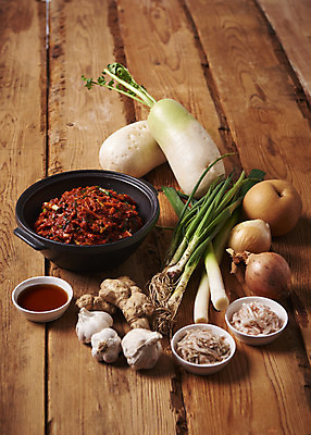 포토 JPG 스튜디오촬영 한식 양파 김치 실내 마늘 누끼 사람없음 전통음식 배 무 오브젝트 간장 김장 파 생강 김장재료 새우젓 갈색배경 김치속 나무배경 국내포토 전통 음식 백그라운드 채소 과일 식재료 뿌리채소 내부 갈색 양념 젓갈 파일형식