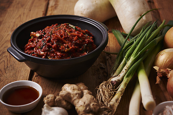 포토 JPG 스튜디오촬영 한식 양파 김치 실내 마늘 누끼 사람없음 전통음식 배 무 오브젝트 간장 김장 파 생강 김장재료 새우젓 갈색배경 김치속 나무배경 국내포토 전통 음식 백그라운드 채소 과일 식재료 뿌리채소 내부 갈색 양념 젓갈 파일형식