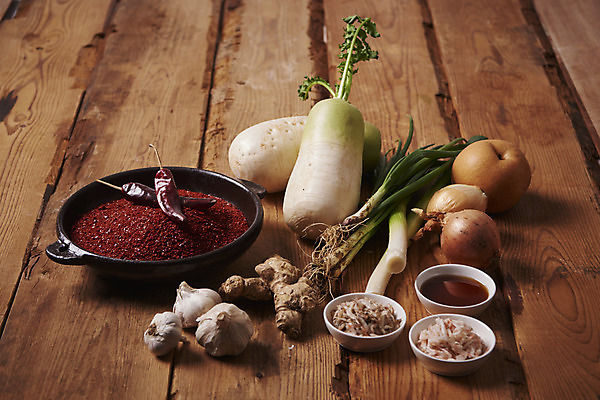 포토 JPG 스튜디오촬영 한식 고추 양파 김치 실내 마늘 누끼 사람없음 전통음식 배 무 오브젝트 간장 김장 파 생강 김장재료 새우젓 갈색배경 김치속 나무배경 국내포토 전통 음식 백그라운드 채소 과일 식재료 뿌리채소 내부 갈색 양념 젓갈 파일형식