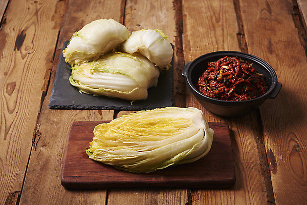 포토 JPG 스튜디오촬영 한식 김치 실내 누끼 사람없음 여러개 전통음식 오브젝트 김장 김장재료 나무도마 절임배추 갈색배경 김치속 나무배경 국내포토 전통 음식 다수 백그라운드 식재료 도마 내부 목재 갈색 파일형식