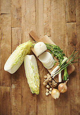 포토 JPG 스튜디오촬영 한식 김치 실내 마늘 누끼 사람없음 하이앵글 전통음식 무 오브젝트 배추 김장 파 생강 미나리 김장재료 나무도마 플랫레이 갈색배경 나무배경 국내포토 전통 음식 뷰포인트 백그라운드 채소 식재료 뿌리채소 도마 내부 목재 갈색 플랫 파일형식