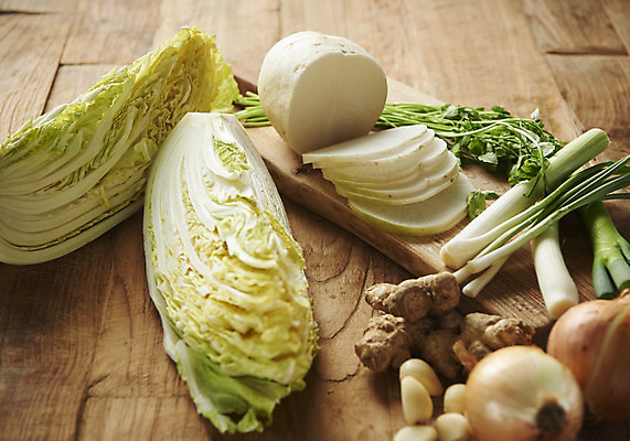 포토 JPG 스튜디오촬영 한식 김치 실내 마늘 누끼 근접촬영 사람없음 전통음식 무 오브젝트 배추 김장 파 생강 미나리 김장재료 나무도마 갈색배경 나무배경 국내포토 전통 음식 뷰포인트 백그라운드 채소 식재료 뿌리채소 도마 내부 목재 갈색 파일형식