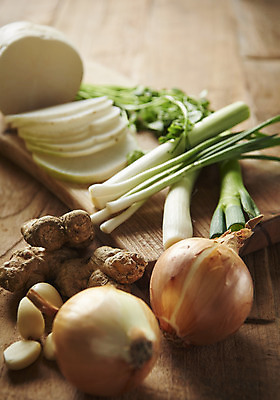 포토 JPG 스튜디오촬영 한식 김치 실내 마늘 누끼 사람없음 전통음식 무 오브젝트 배추 김장 파 생강 미나리 김장재료 나무도마 갈색배경 나무배경 국내포토 전통 음식 백그라운드 채소 식재료 뿌리채소 도마 내부 목재 갈색 파일형식