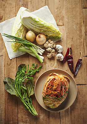 포토 JPG 스튜디오촬영 한식 고추 양파 단면 김치 실내 마늘 누끼 사람없음 하이앵글 전통음식 오브젝트 배추 발효 김장 파 생강 발효음식 김장재료 포기김치 플랫레이 갈색배경 나무배경 국내포토 전통 음식 뷰포인트 백그라운드 채소 식재료 내부 갈색 플랫 파일형식