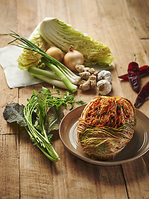 포토 JPG 스튜디오촬영 한식 고추 양파 단면 김치 실내 마늘 누끼 사람없음 전통음식 오브젝트 배추 발효 김장 파 생강 발효음식 김장재료 포기김치 갈색배경 나무배경 국내포토 전통 음식 백그라운드 채소 식재료 내부 갈색 파일형식