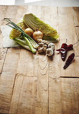 포토 JPG 스튜디오촬영 한식 고추 양파 단면 김치 실내 마늘 누끼 사람없음 전통음식 오브젝트 배추 김장 파 생강 김장재료 갈색배경 나무배경 국내포토 전통 음식 백그라운드 채소 식재료 내부 갈색 파일형식