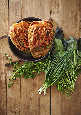 포토 JPG 스튜디오촬영 한식 김치 실내 누끼 사람없음 하이앵글 전통음식 오브젝트 발효 부추 김장 발효음식 미나리 김장재료 포기김치 플랫레이 갈색배경 나무배경 국내포토 전통 음식 뷰포인트 백그라운드 채소 식재료 내부 갈색 플랫 파일형식