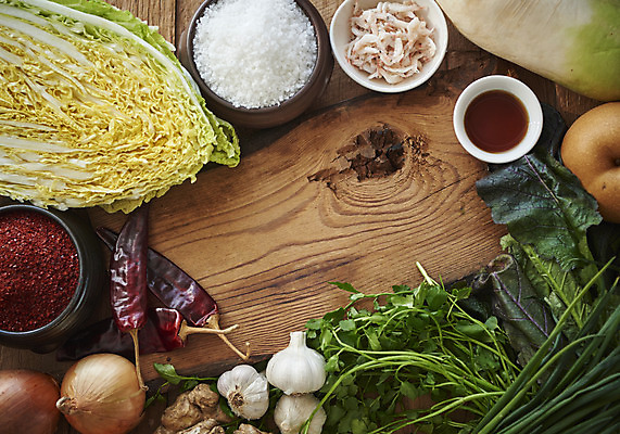 포토 JPG 스튜디오촬영 한식 고추 양파 김치 실내 마늘 누끼 사람없음 하이앵글 전통음식 배 무 오브젝트 배추 간장 소금 부추 김장 생강 미나리 고춧가루 김장재료 나무도마 새우젓 플랫레이 갈색배경 나무배경 국내포토 전통 음식 뷰포인트 백그라운드 채소 과일 식재료 뿌리채소 도마 내부 목재 갈색 양념 플랫 가루 젓갈 파일형식