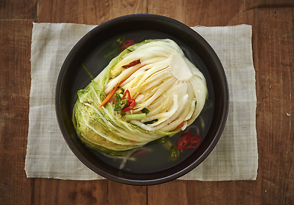 포토 JPG 스튜디오촬영 한식 김치 실내 누끼 사람없음 전통음식 오브젝트 발효 김장 물김치 백김치 발효음식 갈색배경 나무배경 국내포토 전통 음식 백그라운드 내부 갈색 파일형식